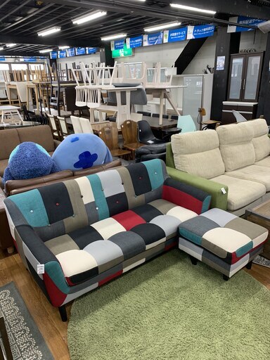 マルチカラー2人掛けソファー　オットマン付き売場展開中！！！
