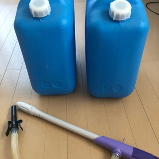 灯油缶2缶　電動ポンプ