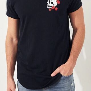 新品【HOLLISTER】 ホリスター　左胸・バック（スカル＆ローズ）グラフィックマストハブ カーブヘムTシャツ　サイズ：M (日本Lサイズ相当)の画像
