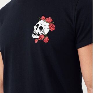 新品【HOLLISTER】 ホリスター　左胸・バック（スカル＆ローズ）グラフィックマストハブ カーブヘムTシャツ　サイズ：M (日本Lサイズ相当)の画像