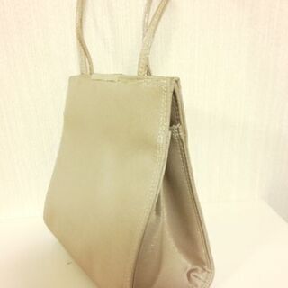 新品✨未使用 ベージュ系光沢パーティーミニバッグ の画像
