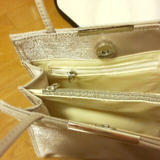 新品✨未使用 ベージュ系光沢パーティーミニバッグ の画像