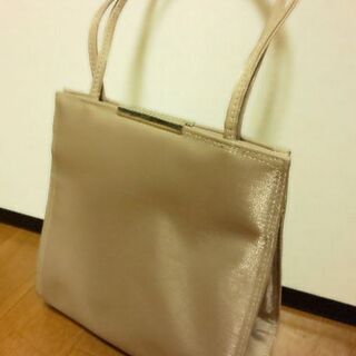 新品✨未使用 ベージュ系光沢パーティーミニバッグ の画像