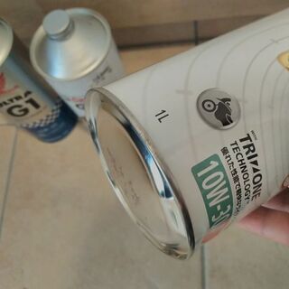 バイク用エンジンオイルの空き缶1L×4本の画像