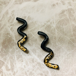 ブラック 金箔 波形 ロング ピアスの画像