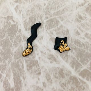 ブラック 金箔 波形 ピアス イヤリングの画像