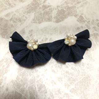 ビジュー フリル リボン ピアス イヤリングの画像
