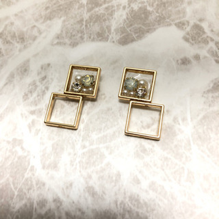 ゴールド スクエア ビジュー ピアス イヤリングの画像
