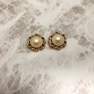 ボタン風 ピアス イヤリングの画像