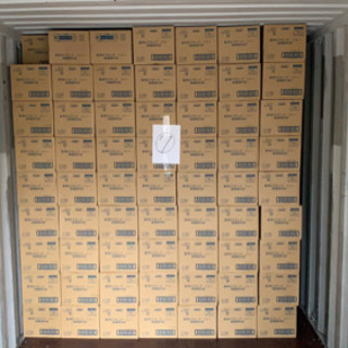 コンテナに荷物の搬入作業