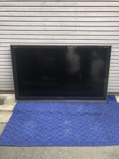 ６０インチ壁掛け型テレビ