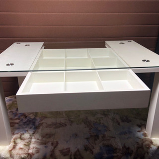 ガラスコレクションテーブルの画像