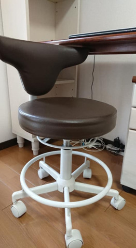 椅子（パソコンデスクに利用）