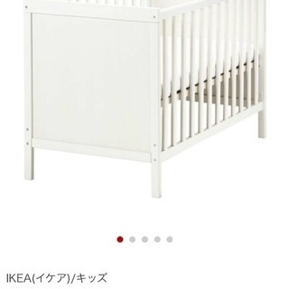 IKEAベビーベッドホワイトとベビーゲートの画像