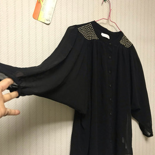 イーハイフン シースルースタッズ付きブラウスシャツの画像