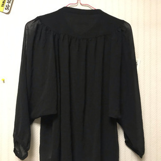イーハイフン シースルースタッズ付きブラウスシャツの画像