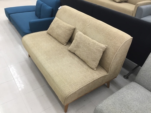取りに来て頂ける方限定！ベージュの２人掛けアームレスソファのご紹介です！