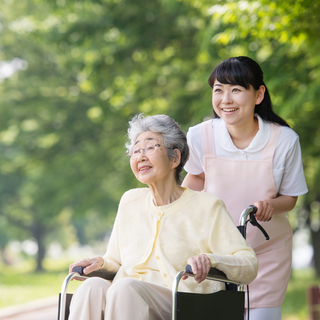 【20代スタッフも活躍中★】月収18万以上も♪無資格未経験からはじめる介護スタッフの画像