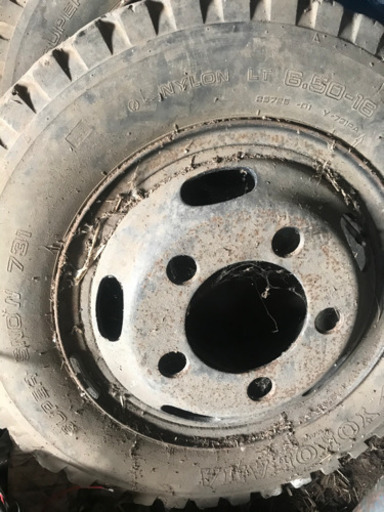 トラックタイヤ