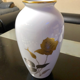 大倉陶園希少デザイン☆皇室御用達☆金蝕花瓶付き　28ピースティーセットの画像