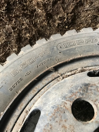 トラックタイヤ