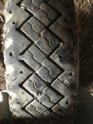トラックタイヤ