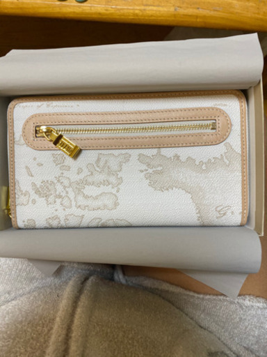 プリマクラッセのホワイトの長財布