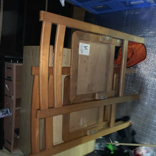 本棚二つ 古敷布団 折りたたみテーブル 椅子 ソファベッドの画像