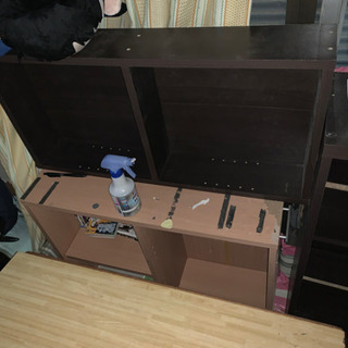 本棚二つ 古敷布団 折りたたみテーブル 椅子 ソファベッドの画像