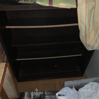 本棚二つ 古敷布団 折りたたみテーブル 椅子 ソファベッドの画像