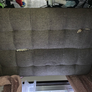 本棚二つ 古敷布団 折りたたみテーブル 椅子 ソファベッドの画像