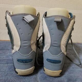 バートンBURTON板147と女性用ブーツの画像