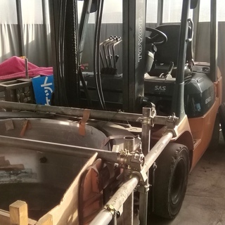 7FG25 トヨタ回転フォークリフト ロールクランプ 2.5トン 最大揚高5M タイヤ、スクラップ、チップ、鉄くず、木くず、廃プラ、産廃、ゴミ  埼玉県越谷市の画像