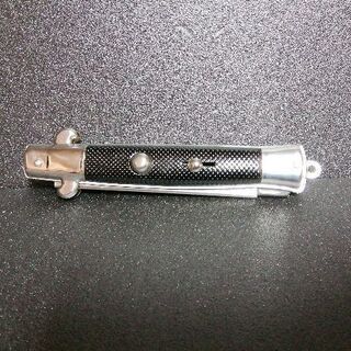 飛び出すナイフみたいなクシの画像