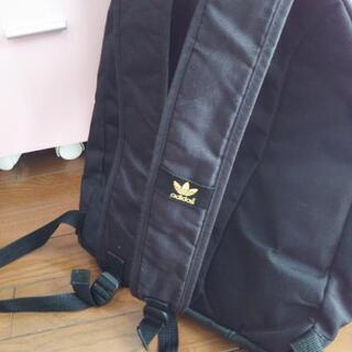 adidasユニセックスリュックの画像