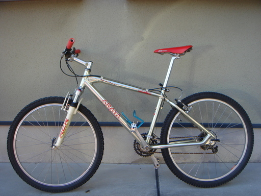 超美車 ARAYA マウンテンバイク 使用回数２回 雨天未使用 屋内保管 改造パーツ多数と予備タイヤも10本もお付けします。