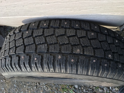 スパイクタイヤ　195/65R15　4本