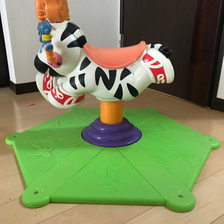 乗って回る馬の乗り物の画像