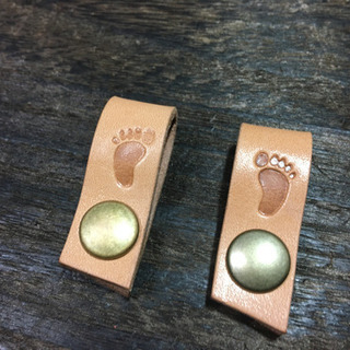 １個 足跡刻印入り　★  本革コードクリップ　