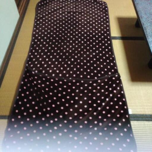 ＊シングルサイズ＊ブラウンにピンクのドット柄＊足入れ付きフリースカバー＊