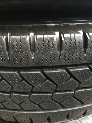 綺麗な状態ハイエース用ホイール付きスタッドレス中古タイヤ