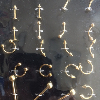 新品未使用！ゴールドボディーピアス24個セットの画像