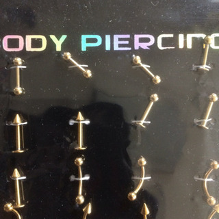 新品未使用！ゴールドボディーピアス24個セットの画像