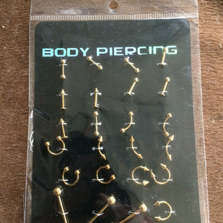 新品未使用！ゴールドボディーピアス24個セットの画像