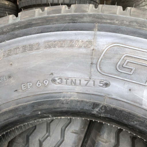 トラックタイヤ