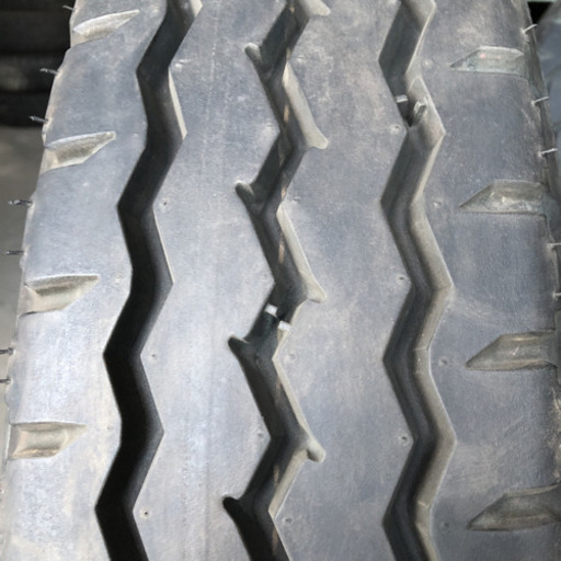 トラックタイヤ