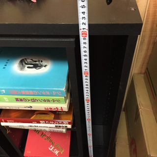 数年前に購入しました、スライド式の本棚になります。棚はビスで調整の画像