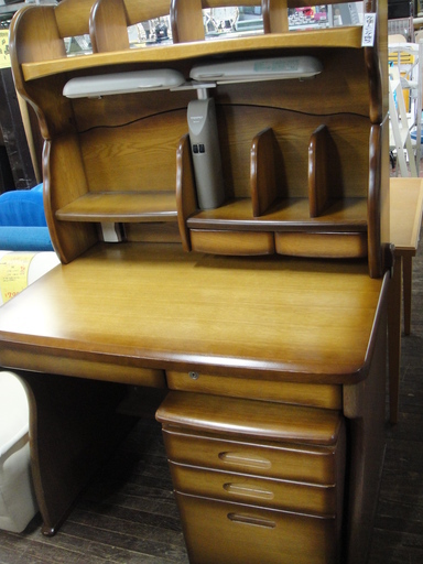 今だけチャンス！「ジモティー」見たよ！で通常特価14,980円より5,000円引きの9,980円!コイズミ　学習デスク　袖・上棚付き　ライト付き　本棚　ブックシェルフ　天然木　学習机　勉強机