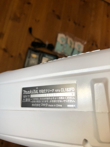 付属品沢山 マキタ コードレス掃除機 Makita 充電式クリーナー18V バッテリー・充電器付 CL182FD
