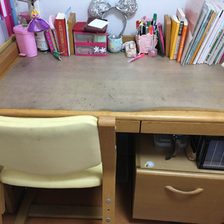 カリモク学習机差し上げます。